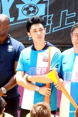 幻灯图：谭咏麟关楚耀结伴工作 回忆幼时踢球趣事 