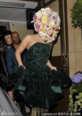 组图：Lady Gaga花冠头亮相伦敦时装周看秀