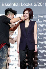 组图：黄秋生一身休闲出席活动 李蕙敏发型夸张