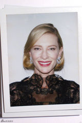 组图：金球奖后台大头照 获奖者卖萌开心留影