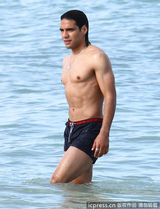 组图：球星法尔考海中爱抚娇妻 舔肚脐极度高调