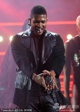 组图：亚瑟小子深情开唱 捂耳伸手表情纠结