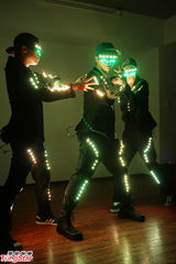 组图：蔡旻佑勤练六块肌 色诱天心同台飙歌