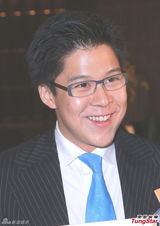 组图：霍启刚升级当爸满面笑容