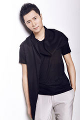 组图：李颖佳初春写真 打造时尚邻家男孩