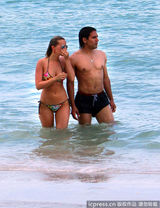 组图：球星法尔考海中爱抚娇妻 舔肚脐极度高调