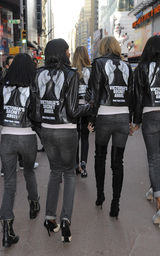 幻灯：维多利亚秘密内衣秀众超模纽约街头拍写真