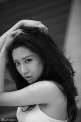 幻灯图：刘思彤写真发丝凌乱  眼神张力足气场逼人