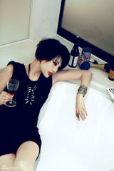 组图：徐冬冬喝红酒迎圣诞上演浴室诱惑