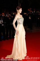组图：《金钱之味》戛纳首映 金孝珍镶钻礼服华丽