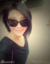 组图：68岁老艺人凌峰19岁漂亮时髦女儿近照曝光