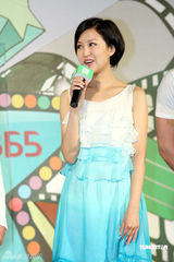 幻灯图：陆毅鲍蕾为儿童店揭幕 情侣装甜蜜恩爱