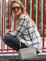 组图：阿尔芭尽显辣妈本色 当众脱衣胸部狂走光