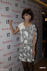 组图：王珞丹清爽造型为时装店站台直言爱杀价