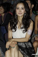 组图：杨幂群访被“围攻” 邓丽欣与其撞衫难掩尴尬