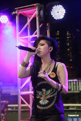 组图：邓紫棋为马场表演助兴