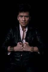 组图：唐文龙硬汉造型拍杂志 眼神犀利展魅力