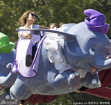 组图：洛佩兹带爱女逛游乐园 玩小飞象花容失色