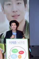 高清组图：严泰雄秀智等宣传新片 韩佳仁粉红俏丽