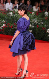 组图：《庸才》首映 堂富美蓝裙可爱臀部似鸡尾