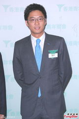 组图：霍启刚升级当爸满面笑容