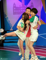 组图：孙敬媛运动装录节目 被黄健翔熊抱春光乍泄