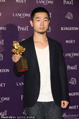 组图：金马后台章子怡吻奖杯 蔡明亮李康生合体