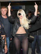 组图：Lady Gaga透视装现身 不羁竖中指