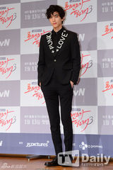 组图：金素妍宣传《需要浪漫》抹胸红裙性感