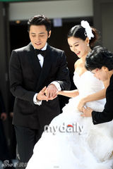 幻灯图：张东健高小英婚礼现场 夫妇亮相甜蜜亲吻 