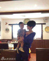 组图：赵薇爱女小四月成长记录 撒娇卖萌惹人爱