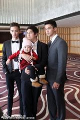 组图：韦唯混血儿子与漂亮女友亲密合照曝光