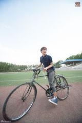 组图：谭杰希新写真骑二八自行车 展怀旧校园风