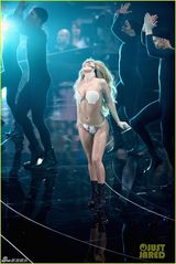 组图：MTV颁奖礼Gaga快速变装 水果姐变拉拉队