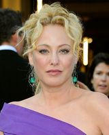 高清组图：弗吉尼亚-玛德森紫色礼服尽显熟女风味