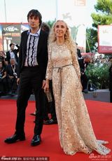 组图：艺术家弗朗西斯科-韦佐利乱发造型亮相