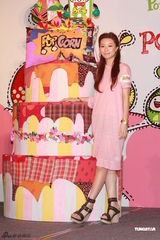 组图：邓丽欣出席活动粉色长裙显娇俏