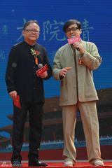 组图：成龙代言豪宅谈文化传承 与王刚互动调侃