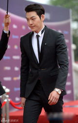 组图：金宇彬帅气亮相百想 模特身材出挑