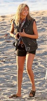 组图：抖奶超模阿普顿超短热裤 香吻献野马