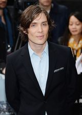 组图：玛丽昂黄抹胸妩媚现身《蝙蝠侠》首映