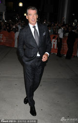 组图：艾玛新片首映掉鞋 布鲁斯南搀其下台