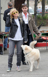 幻灯图集：德鲁-巴里摩尔闹市遛狗 墨镜有个性 