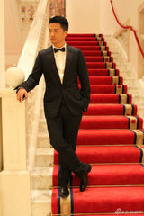 组图：段奕宏柏林街拍神采飞扬 温暖硬汉显绅士