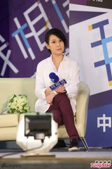 组图：刘若英白衬衫清新亮相 阿信优雅帅气