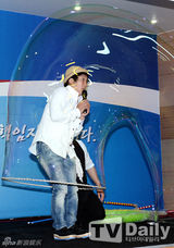 组图：韩谐星金秉万卢宇镇出席公益活动