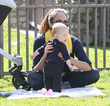 高清图：杰西卡-阿尔芭享受亲子时光小女儿可爱