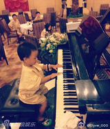 组图：王学圻孙子萌照曝光小家伙调皮可爱