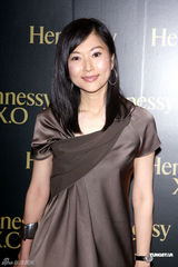 幻灯图：陈乔恩出席活动 香槟礼服雍容华贵 