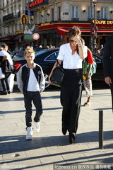 组图：维多利亚带儿子游玩 小潮男星样十足